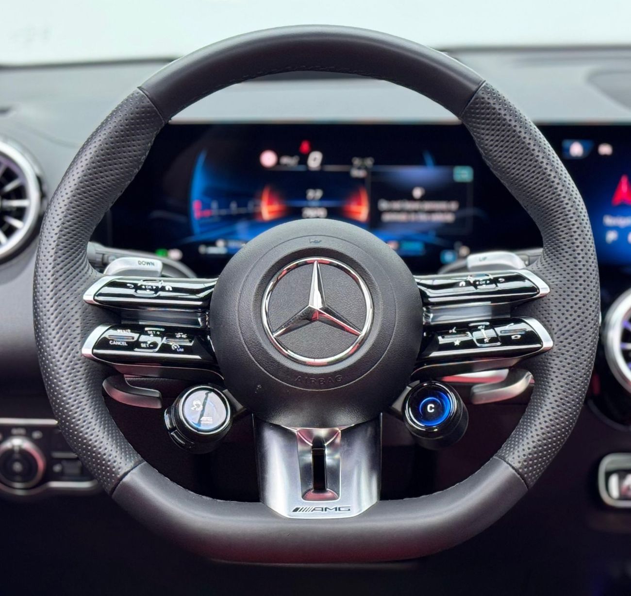 مرسيدس بنز GLB 35 AMG 4MATIC 2.0L (302 HP) 2024 Mercedes Benz GLB35 AMG 4MATIC, 2029 MB Warranty + Service Pack, Full Opti