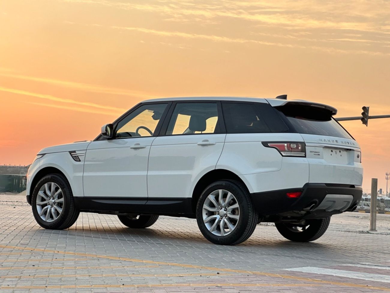 Land Rover Range Rover Sport MODEL 2017 GCC CAR PERFECT CONDITION INSIDE AND OUTSIDE FULL OPTION PANORAMIC ROOF LEATHER SEATS