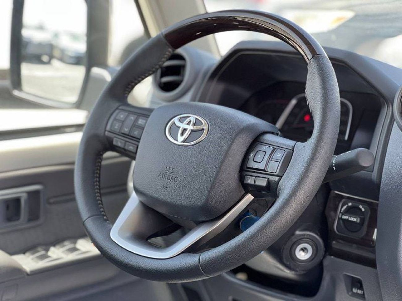 Toyota Land Cruiser 70 LC76 2.8L DSL A/T // 2025 // HIGH OPTION WITH RADAR , DIFFLOCK , DVD&BACK CAMERA // SPECIAL OFFER //