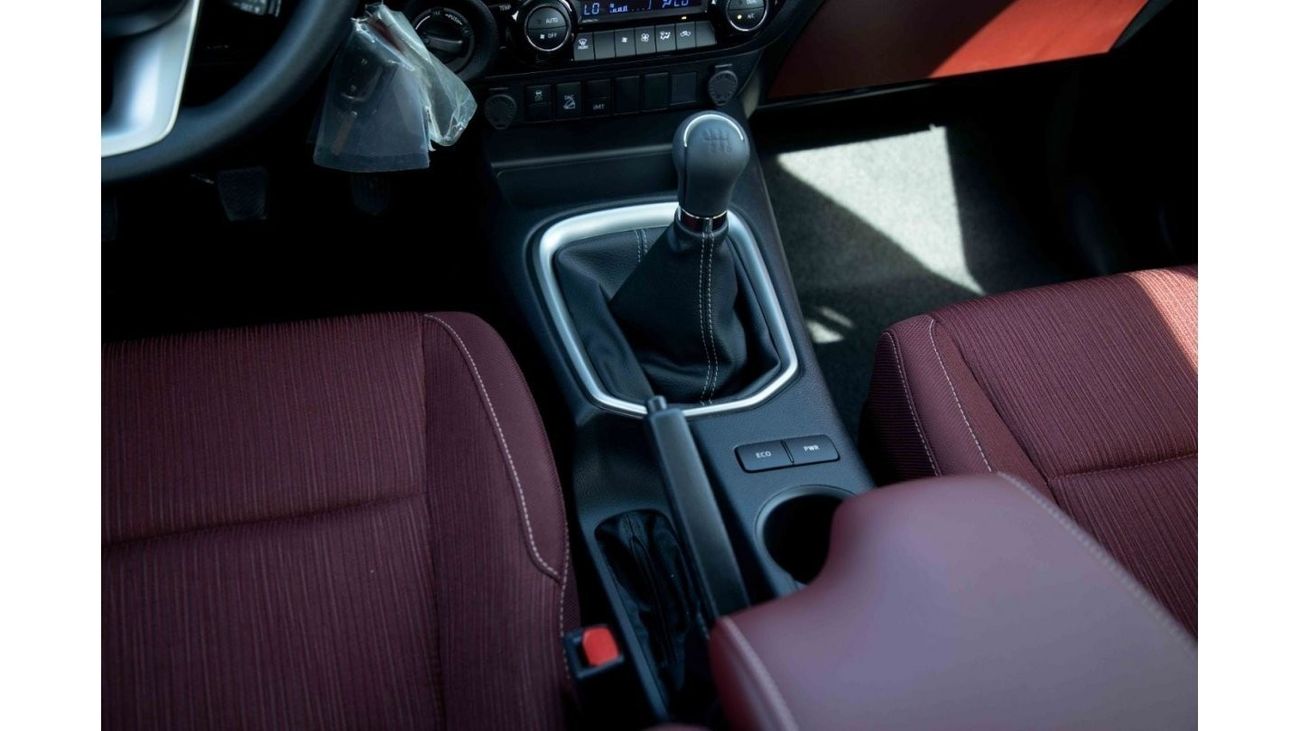 تويوتا هيلوكس تويوتا هيلوكس 4x4 DC 2.8 SR5 - أسود من الداخل عنابي