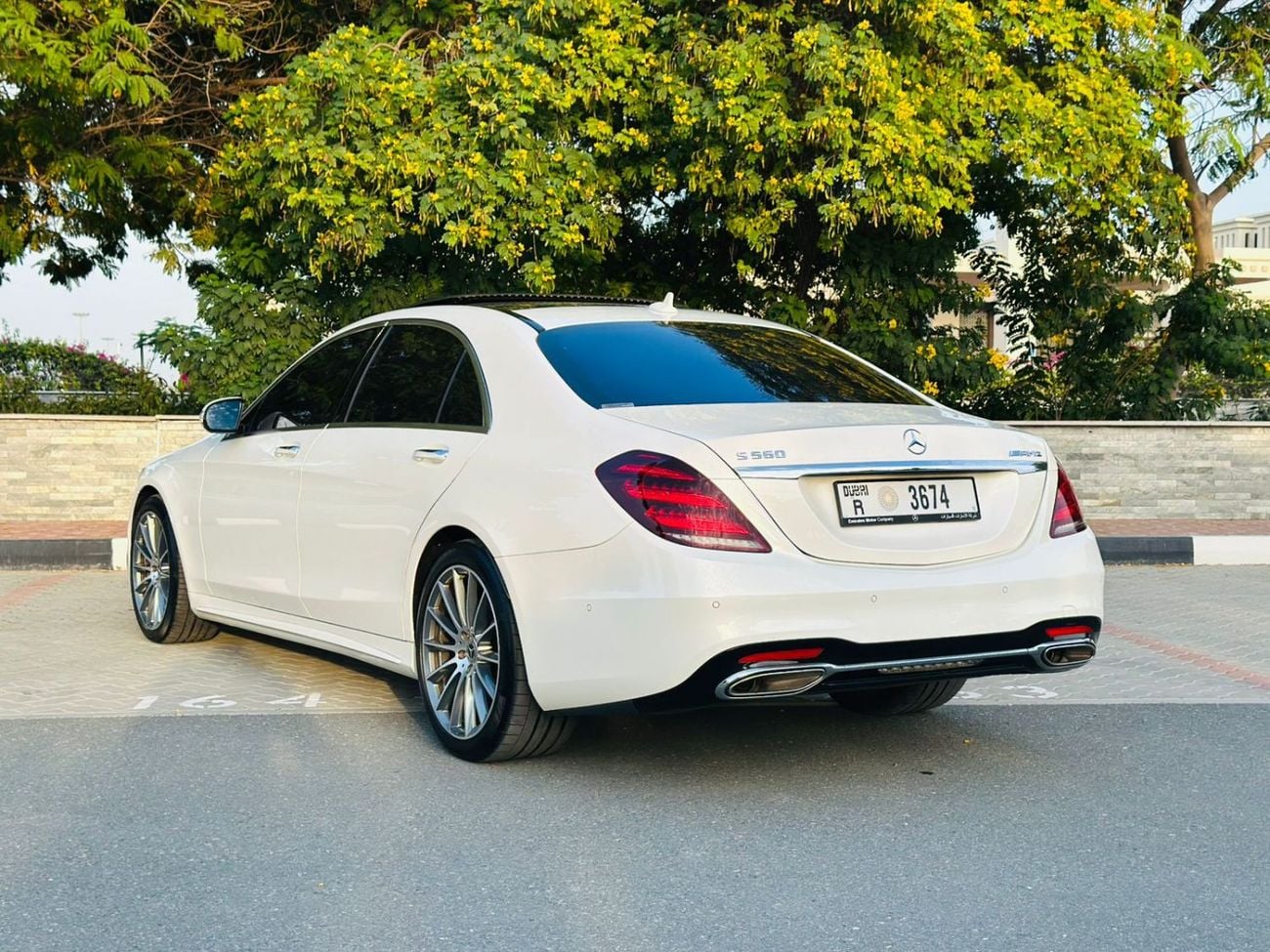 مرسيدس بنز S 560 Std 4.0L (463 HP)