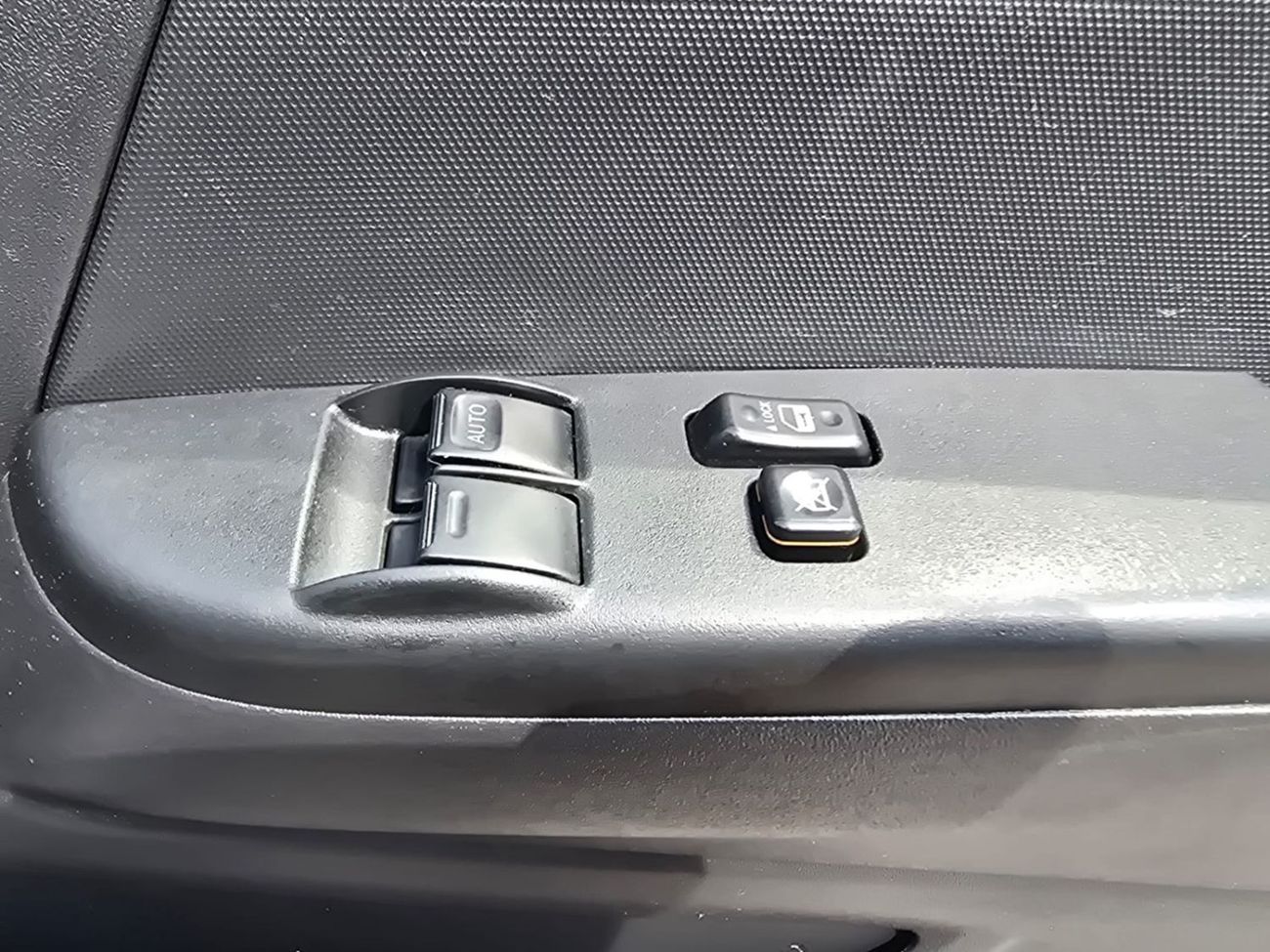 Toyota Hiace TOYOTA HIACE VAN RHD 2006 MODEL 2.5 L DIESEL AUTOMATIC(PM03390)