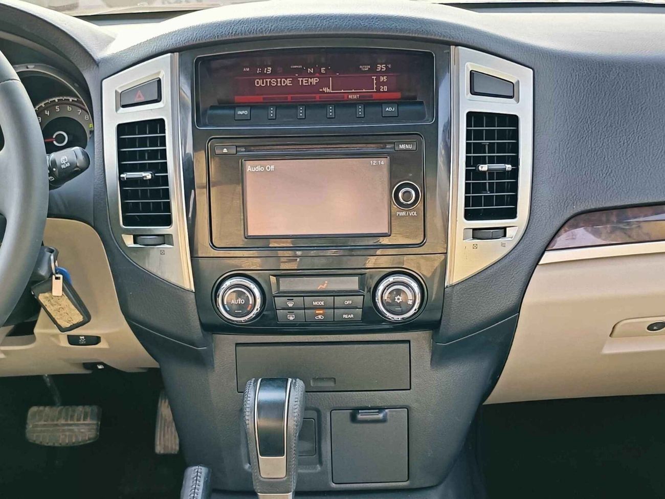 ميتسوبيشي باجيرو GLS/ 3.8 V6 4WD/  SUNROOF/ LEATHER ELECTRIC  SEATS/  DIFFLOCK/ FULL OPTION / LOT#17287