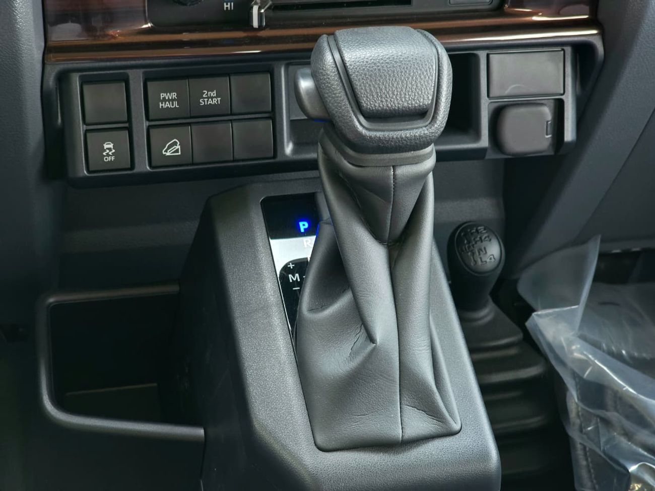 Toyota Land Cruiser LC79 DC PETROL 4.0 AT - DIFF LOCK - STD - 2025 MODEL - GRAY INSIDE GRAY - GCC SPECS