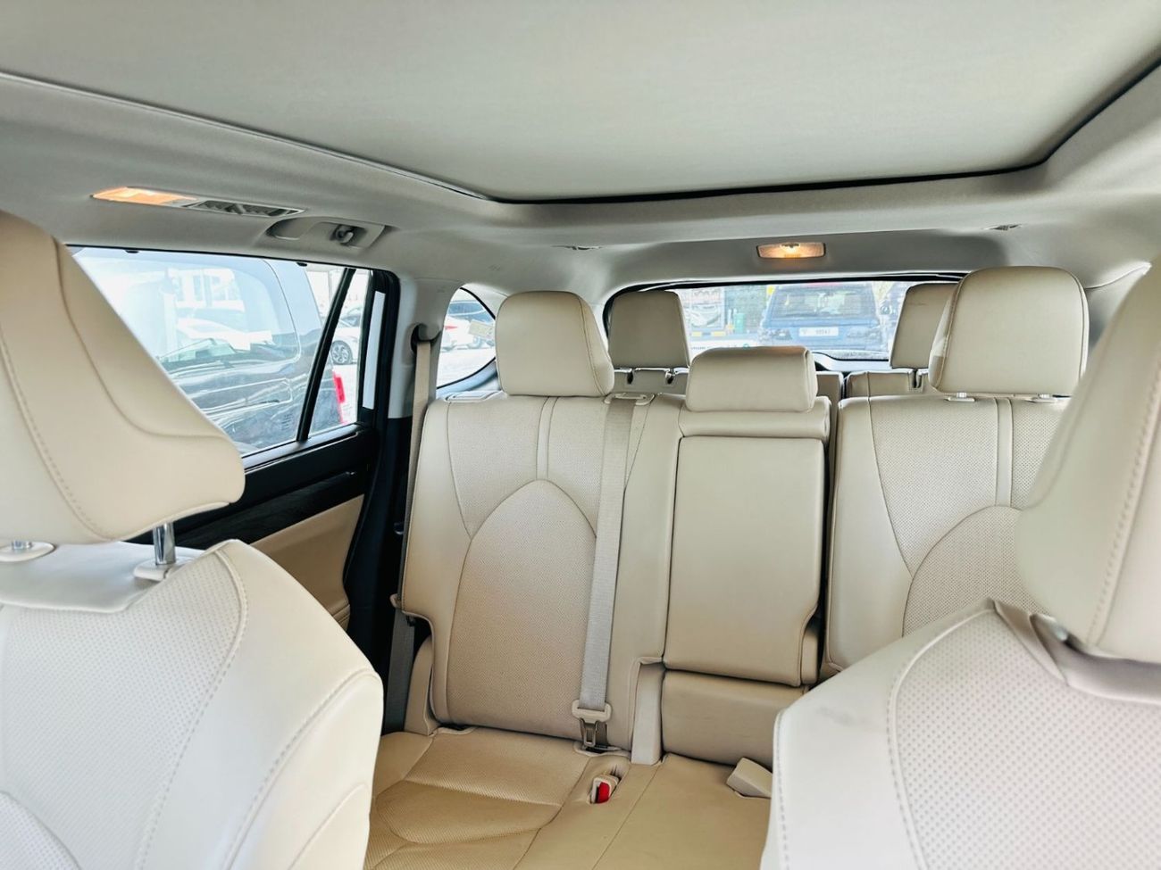 تويوتا هايلاندر 2023 Toyota Highlander VXR - White inside Beige