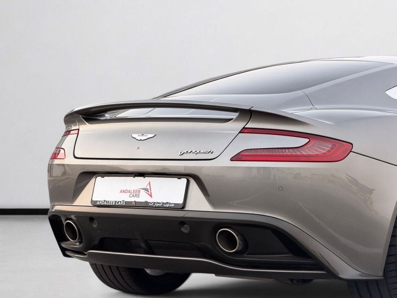 Aston Martin Vanquish STD RARE FULL CARBON SPEC | GCC CAR | V12 ENGINE | 2014