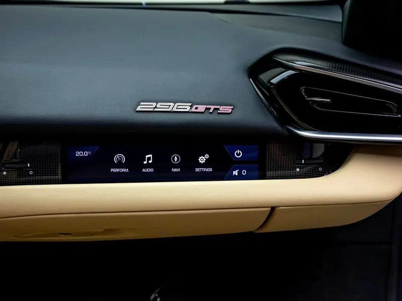 فيراري 296 GTS Standard