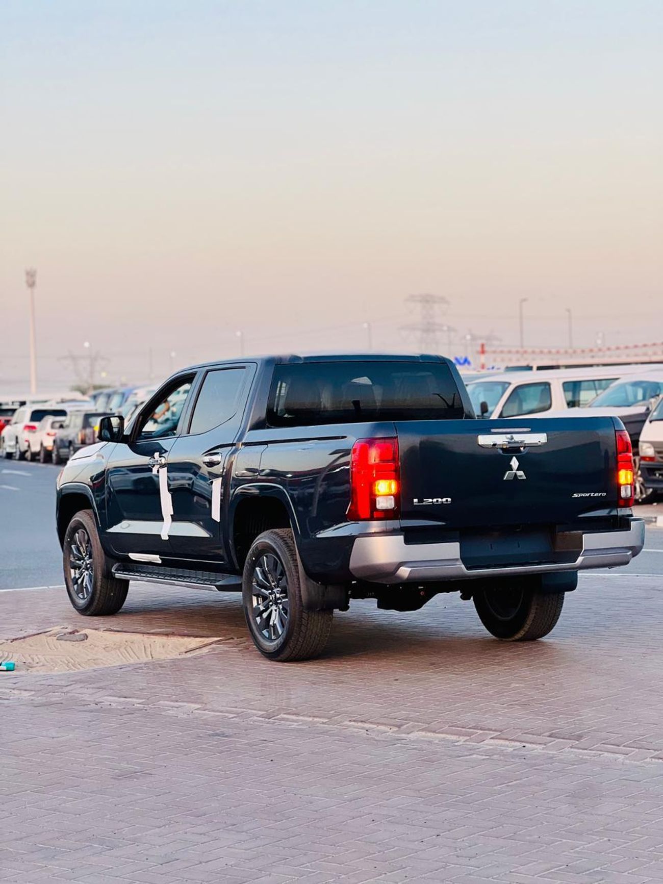 Mitsubishi L200 L200 SPORTERO 2.4L DIESEL A/T FULL OPTION DOUBLE CABIN PICKUP
