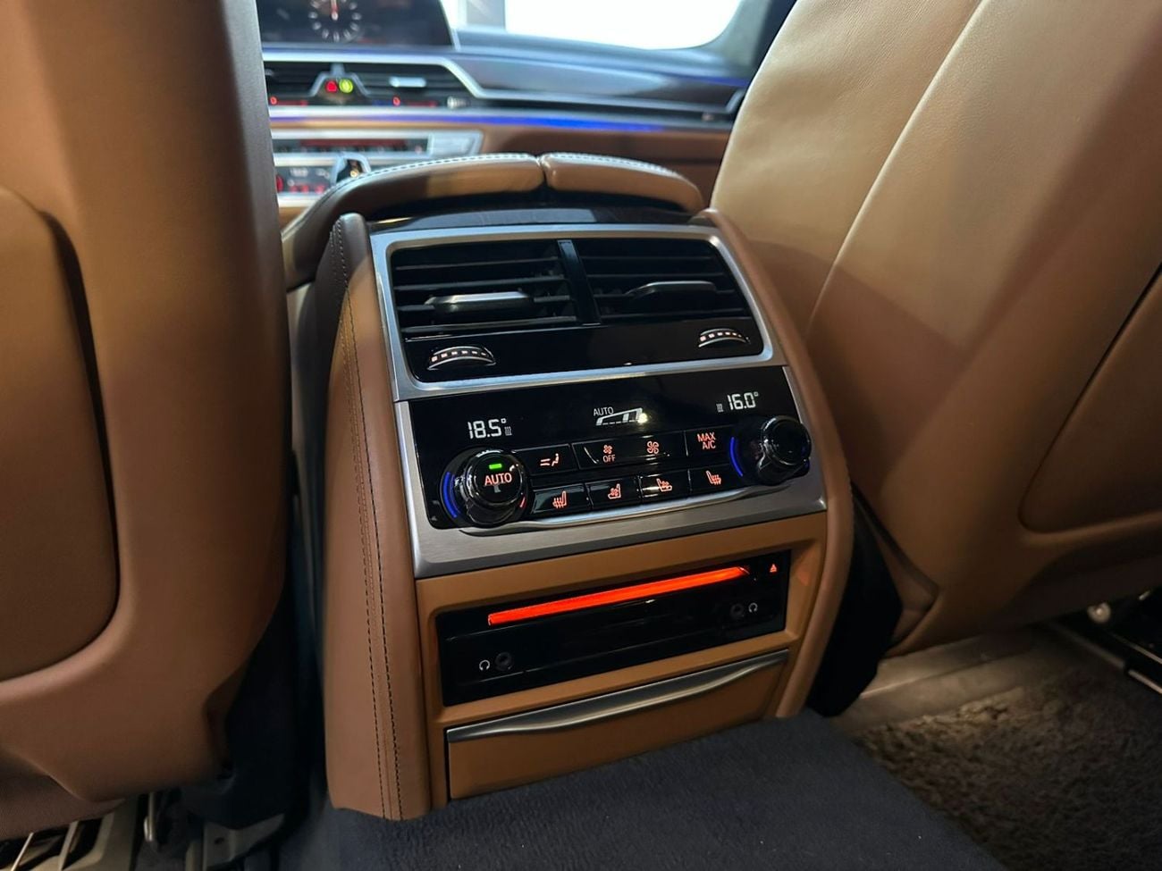 بي أم دبليو 750Li xDrive 4.4L (523 HP)