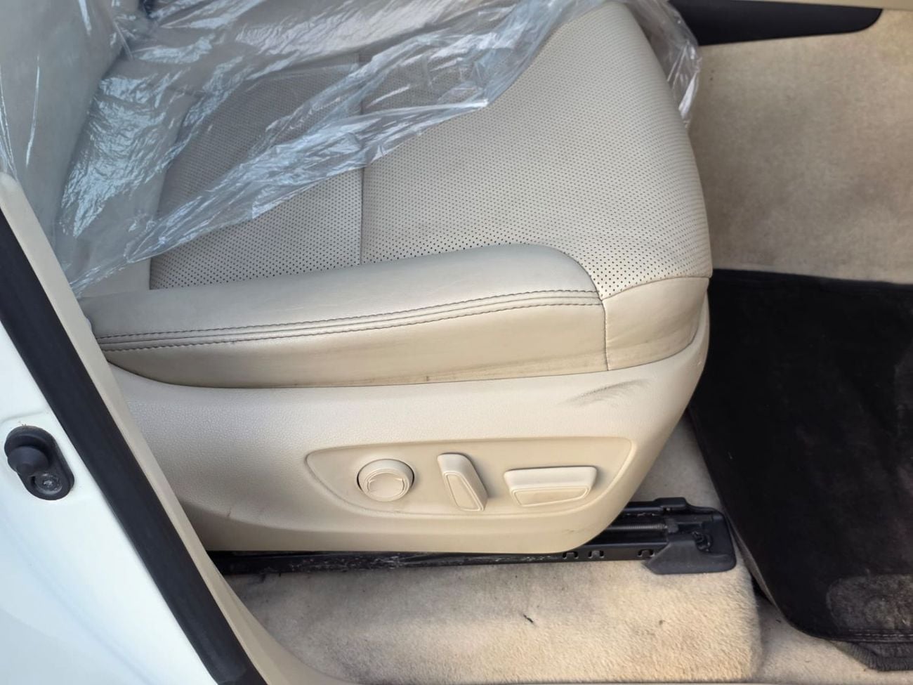 تويوتا لاند كروزر diesel 3.3 liter right hand drive in side beige sunroof leather seats