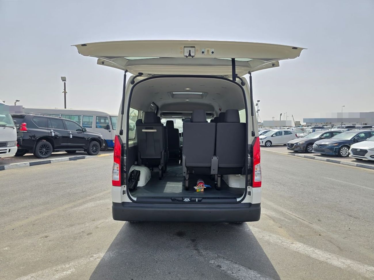 Toyota Hiace TOYOTA HIACE COMMUTER VAN RHD 2024 MODEL 2.8 L DIESEL AUTOMATIC(PM58033)