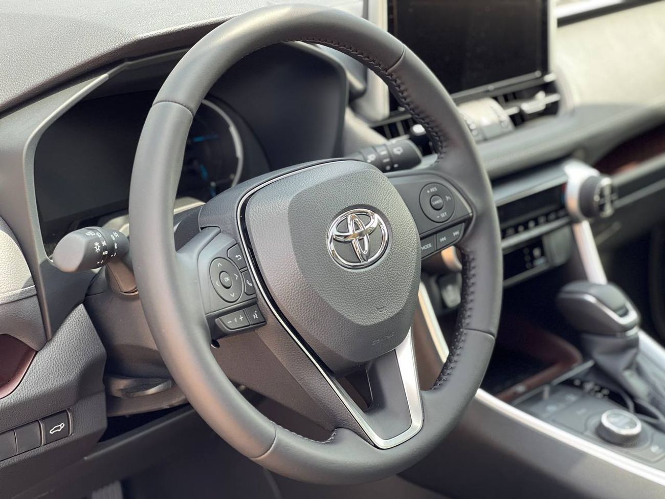 Toyota RAV4 2.5L HEV A/T // 2025 // FULL OPTION WITH PANORAMIC , DVD&BACK CAMERA , COOLING SEATS //SPECIAL OFFER