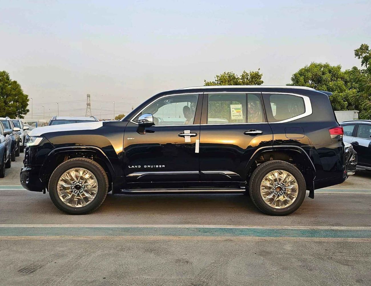 Toyota Land Cruiser HYBRID VXR TWIN TURBO / 3.5L V6 PETROL / RADAR / SUNROOF /JBL SPKRS / 360* CAMERA (CODE # LCVXR35HV)