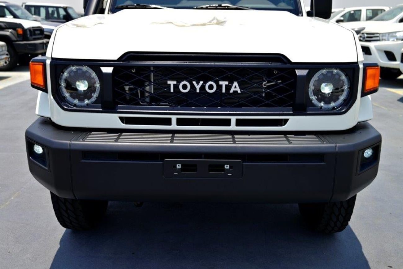 Toyota Land Cruiser Pick Up Double Cab 2.8L Diesel 4WD 5 Seater Automatic