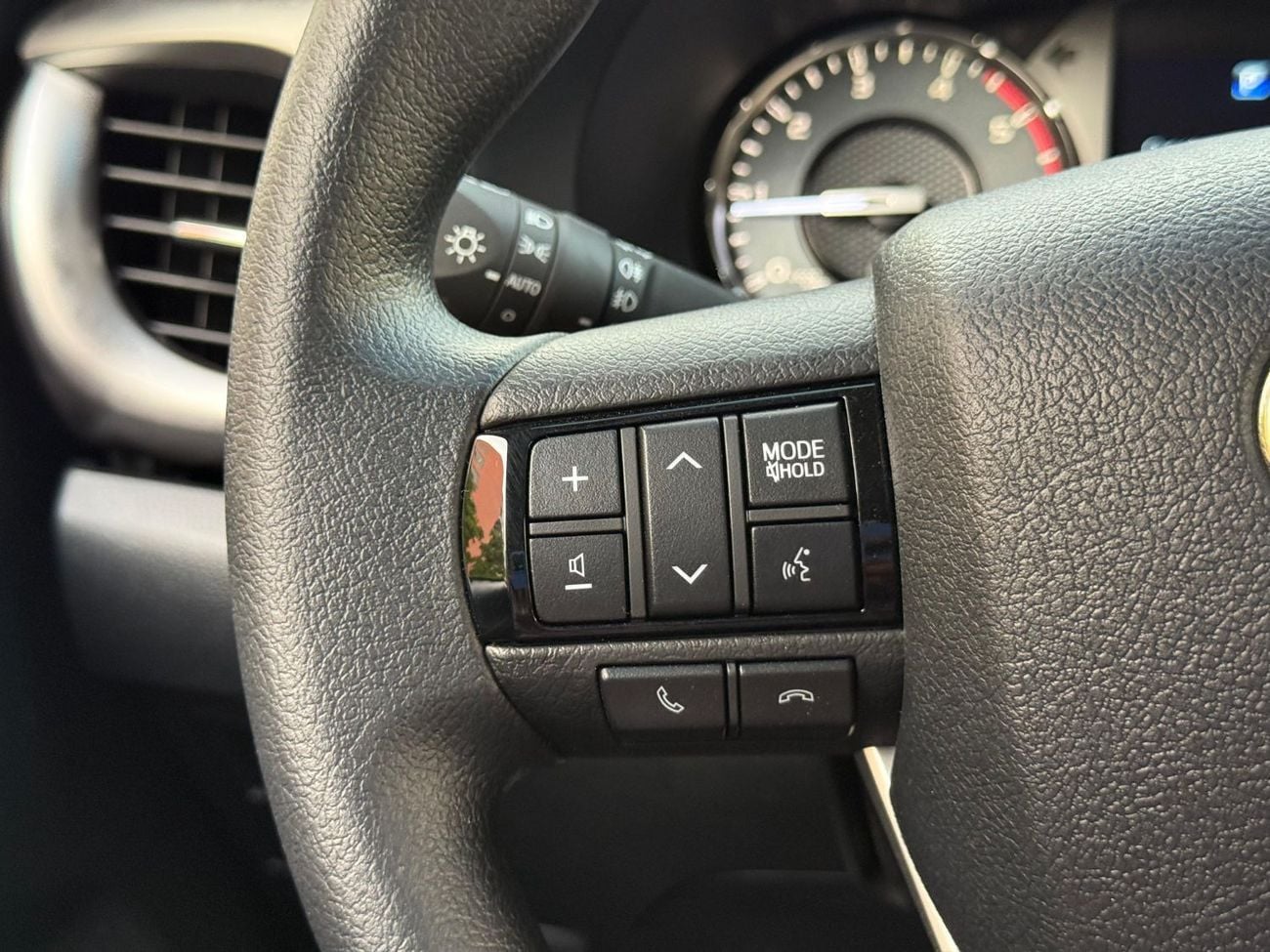 تويوتا هيلوكس Toyota Hilux 4x4 2.4L full Option automatic gearbox