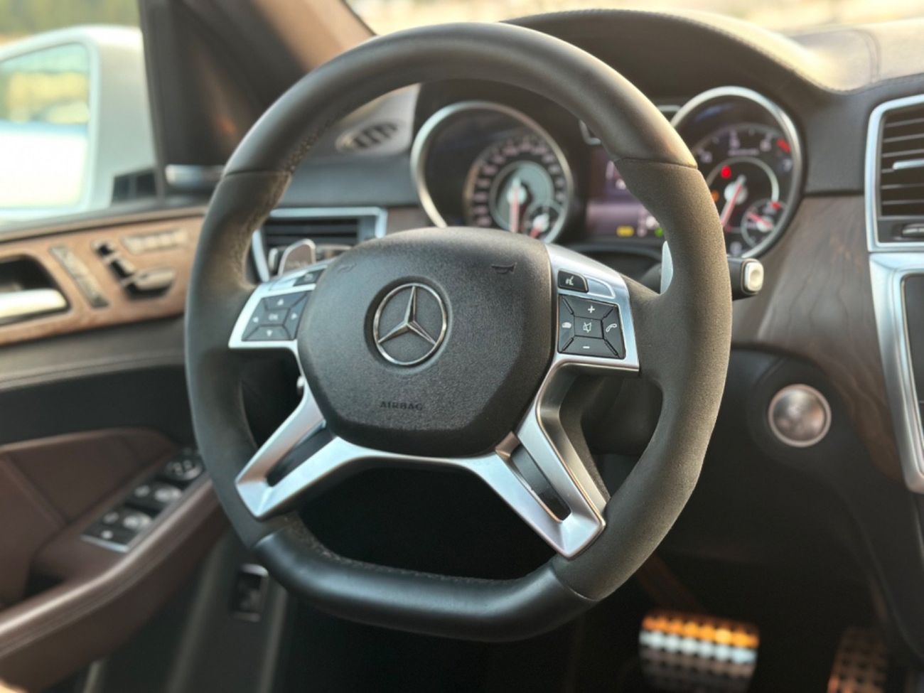 مرسيدس بنز ML 63 AMG موديل 2015 حاله ممتازه صبغ وكاله بالكامل فل مواصفات بانوراما وردار