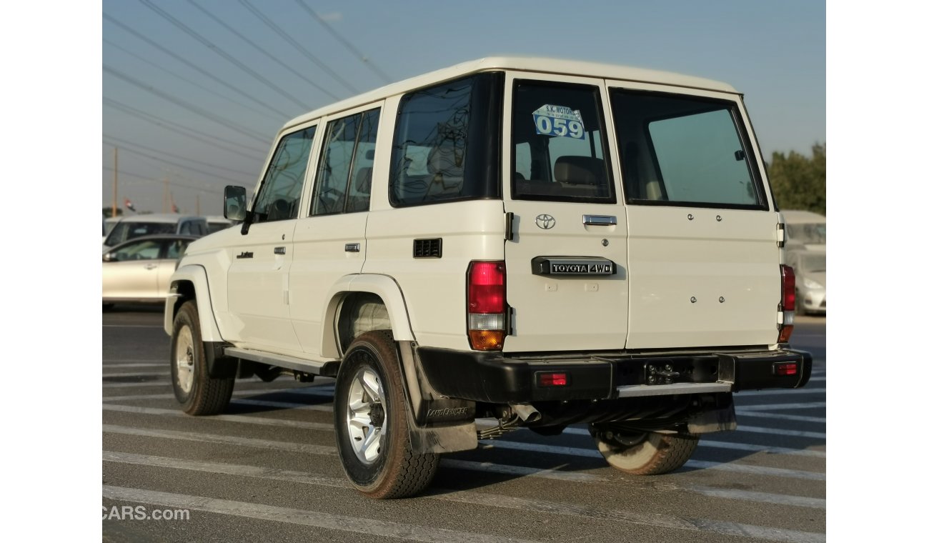 تويوتا لاند كروزر هارد توب 4.2L Diesel, 16" Alloy Rims, Key Start, 4WD Gear Box, Xenon Headlights, CODE - HTLX76