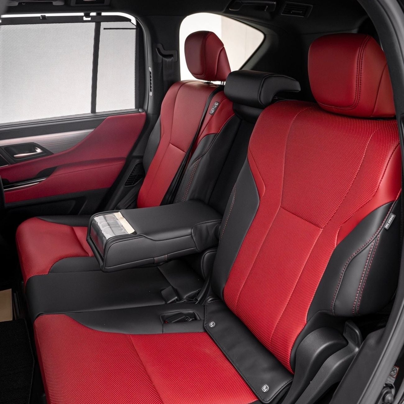 لكزس LX 700h F SPORT سيارة F-Sport موديل 2026 باللونين الأسود والأحمر (بدون نظام ركن آلي)