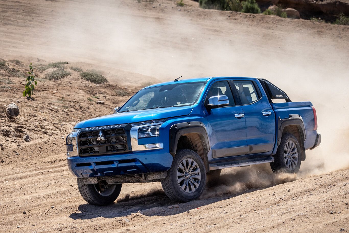 Mitsubishi L200 exterior - Front