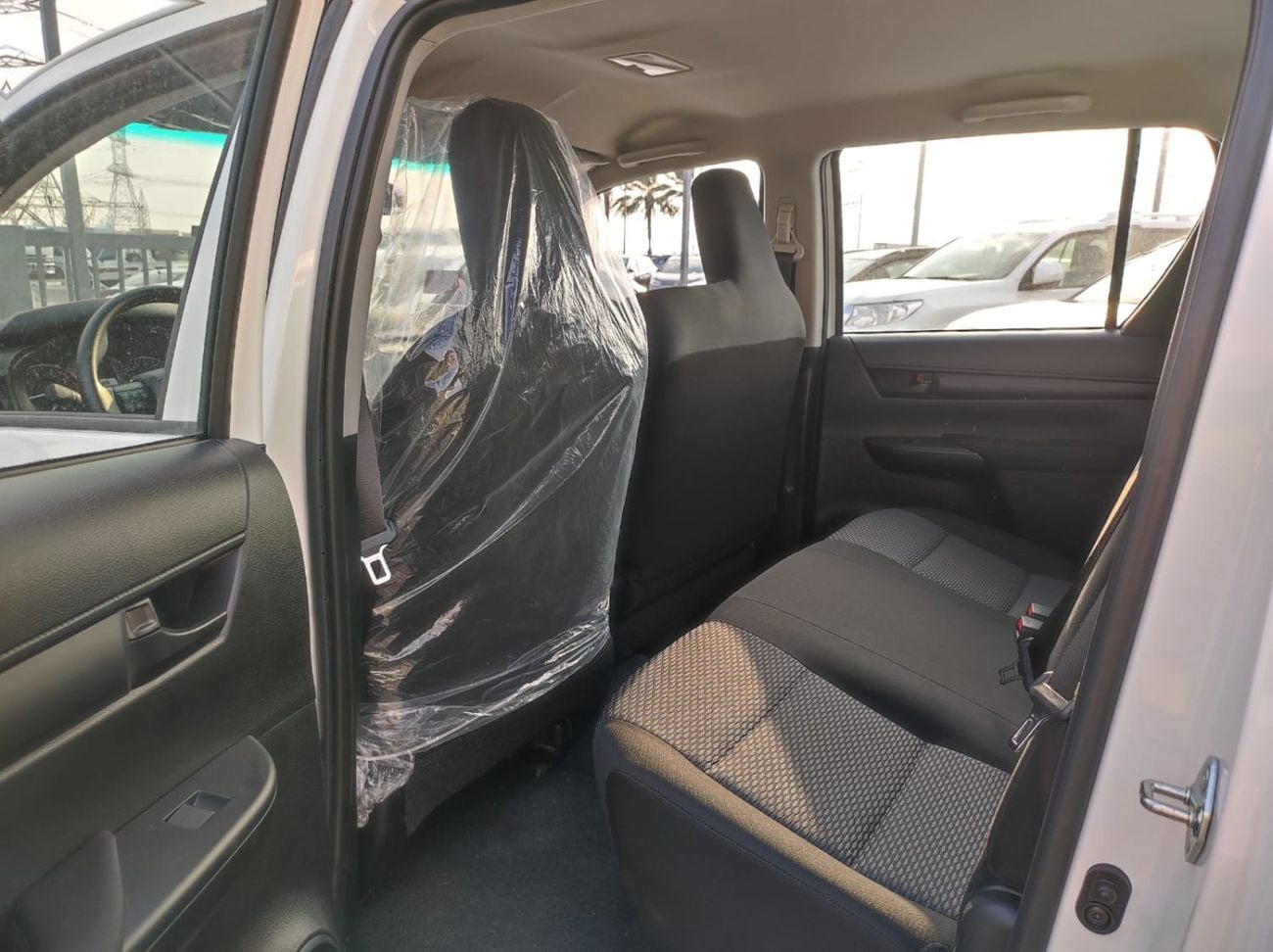 تويوتا هيلوكس Toyota Hilux SR5 Double Cabin  2.4L diesel turbo M/T  2*4 White Color 2026