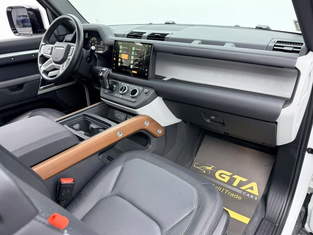 Land Rover Defender 90 SE P300 2024 Land Rover Defender 90 SE P300, 2028 LR Warranty, Full LR Service History, Fully Loaded, GCC