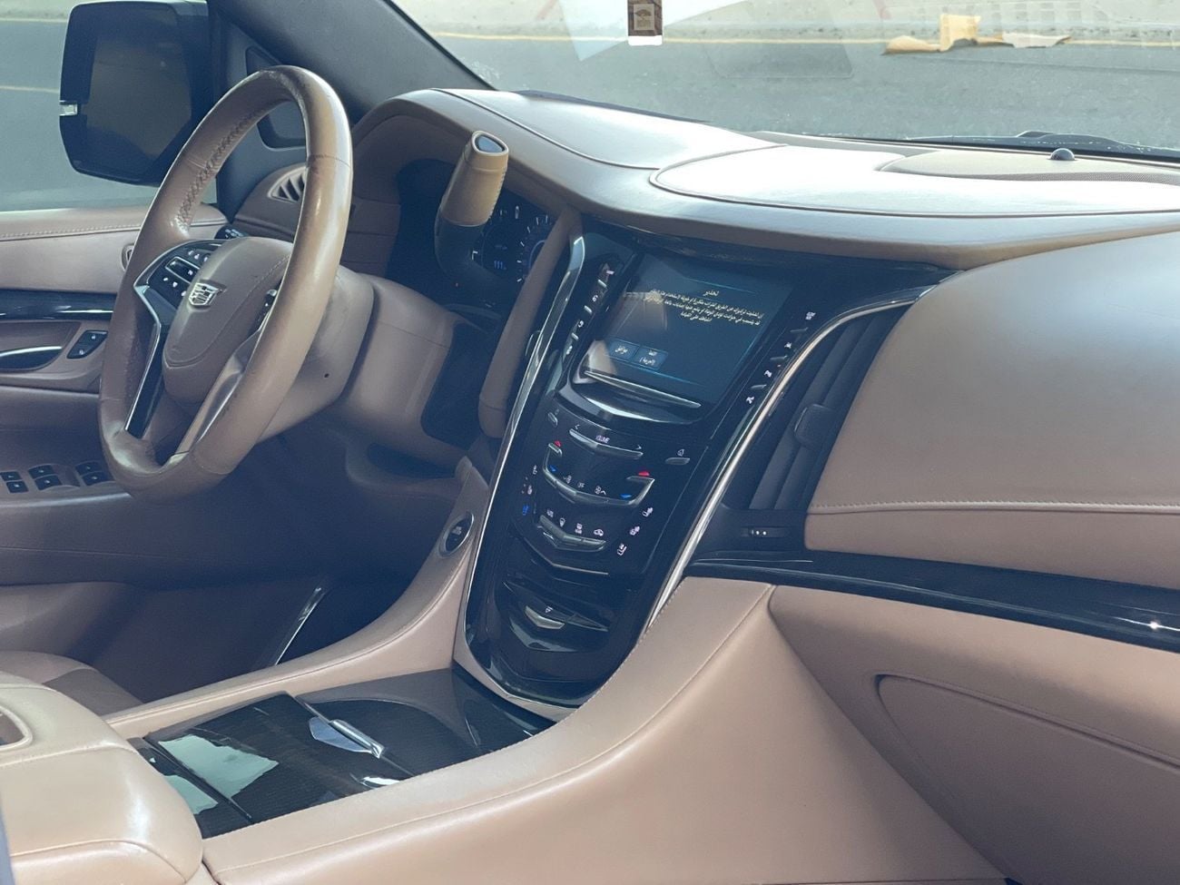 Cadillac Escalade Platinum 6.2L 7 SEATER / 360 CAMERA / SIDE STEP AUTOMATIC / WIRELESS CHARGER / SUPER CLEAN