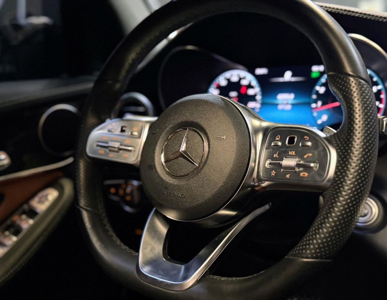 مرسيدس بنز GLC 200 Premium + 2.0L