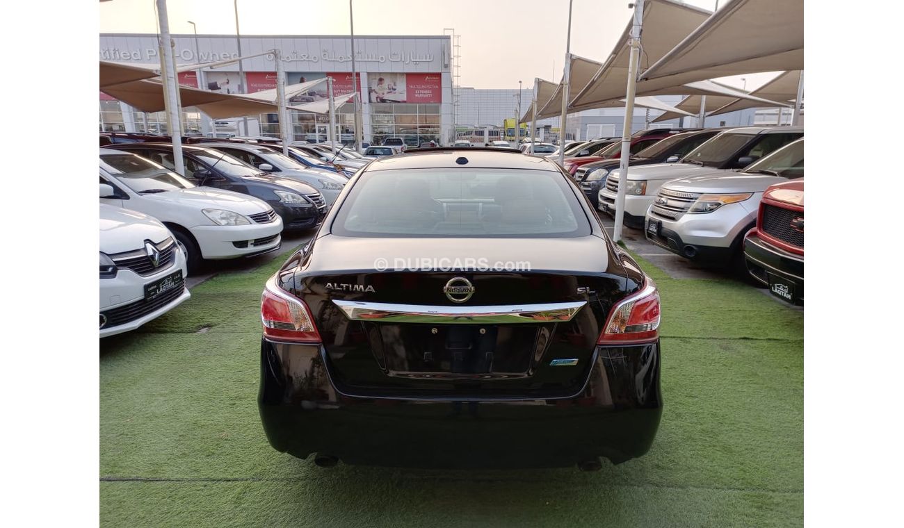 Nissan Altima 2015 model, leather hatch, cruise control, remote control wheels, in excellent condition