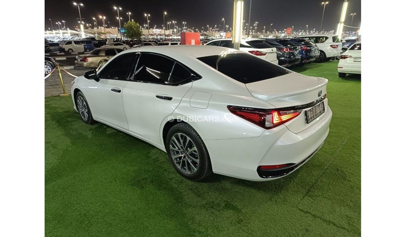 Lexus ES 300 Hybrid The car is in very good condition without accidents.inside and outside is very clean.