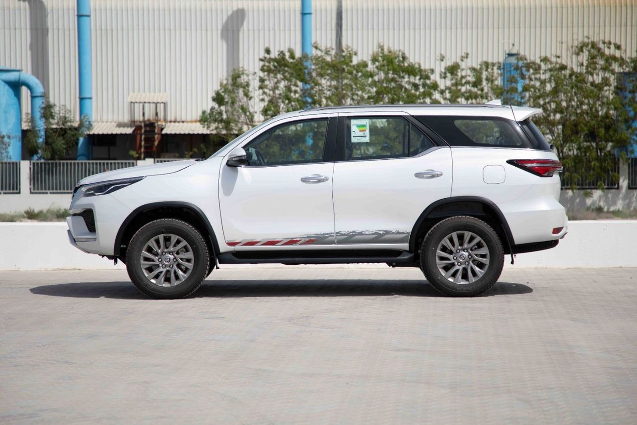 Toyota Fortuner 2023 Toyota Fortuner 4.0 Adventure - Platinum White Pearl inside Black