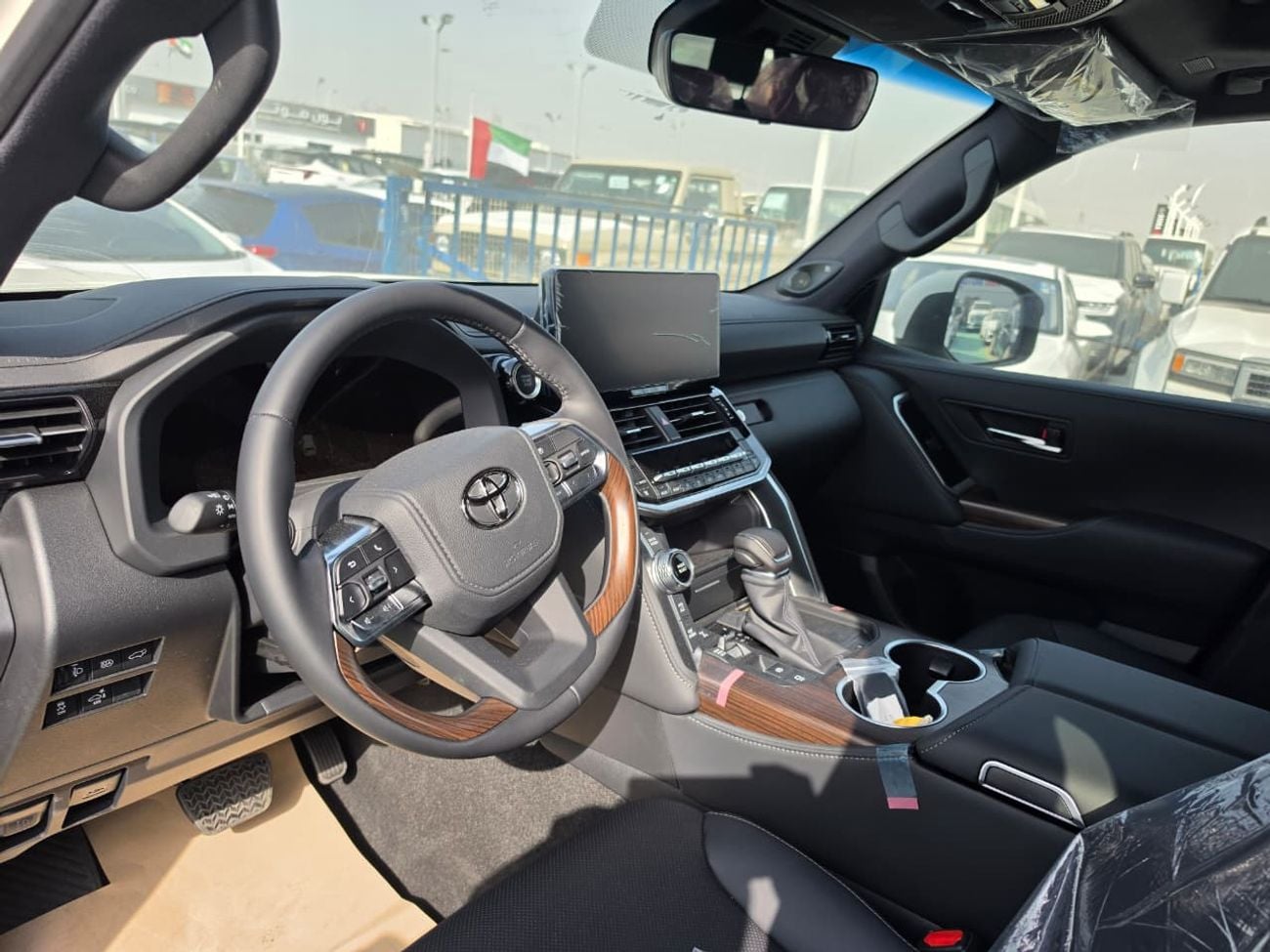 تويوتا لاند كروزر Toyota Land Cruiser LC300 GXR 3.5 Twin Turbo 2026 – فل أوبشن | 3.5 لتر توين تيربو | أبيض خارجي | داخ
