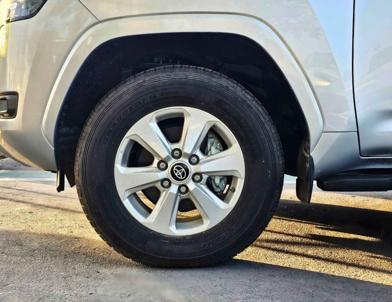 تويوتا لاند كروزر GXR BASIC / 4.0L PETROL V6 / SUNROOF / LEATHER WITH DRIVER POWER SEAT (CODE # GXR4B)