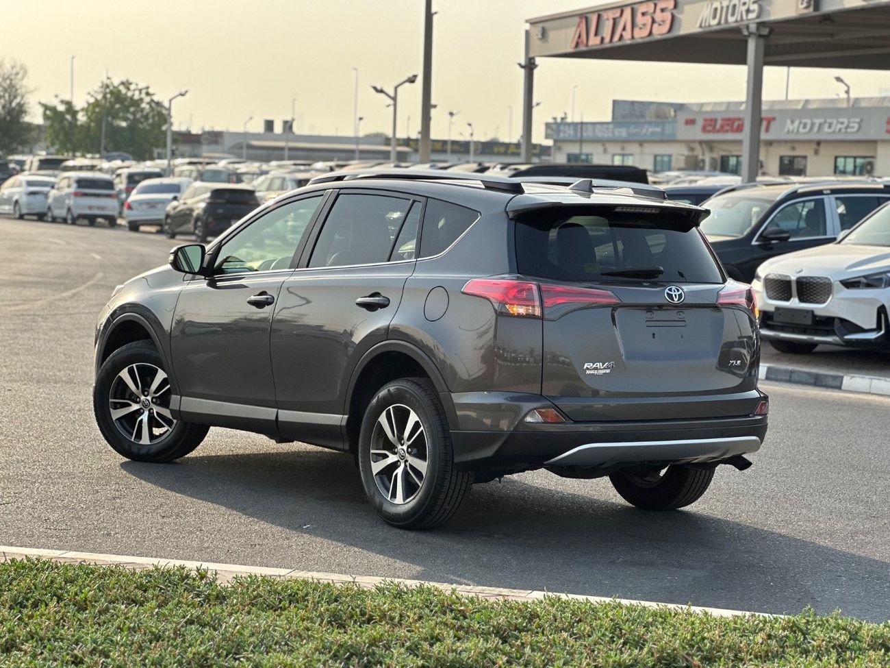 Toyota RAV4 XLE premium Sunroof,Push start,Leather seats
