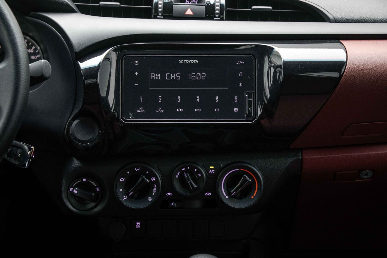 تويوتا هيلوكس 2.7L - Super White Inside Red | Export Only