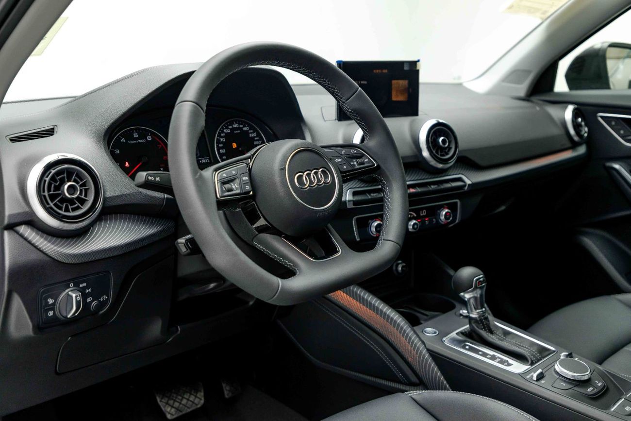 Audi Q2 Fashion 1.5L - Black Inside Black