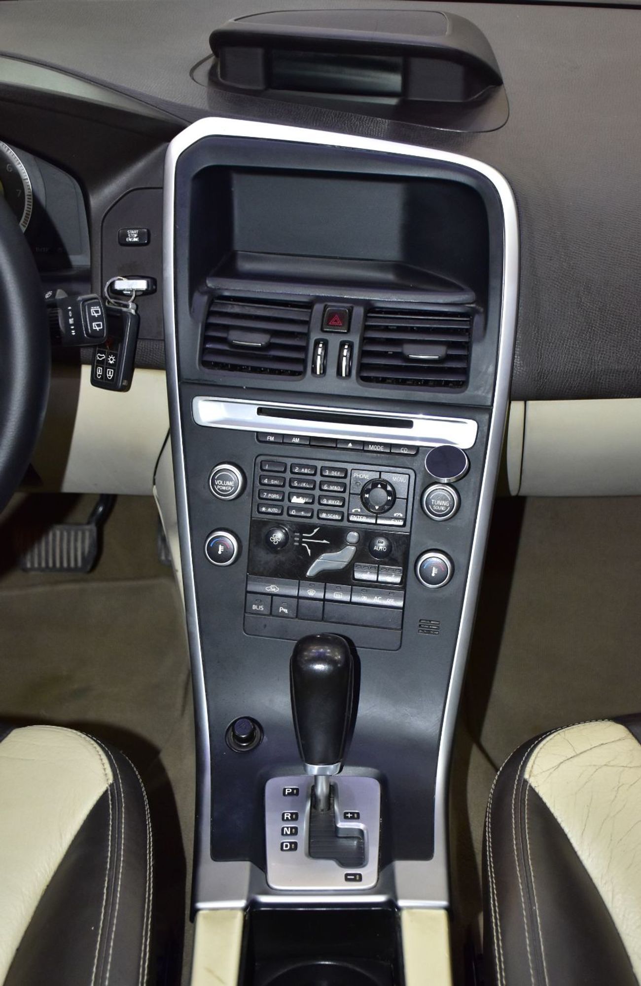 فولفو XC 60 EXCELLENT DEAL for our Volvo XC60 T6 AWD ( 2011 Model ) in Brown Color GCC Specs