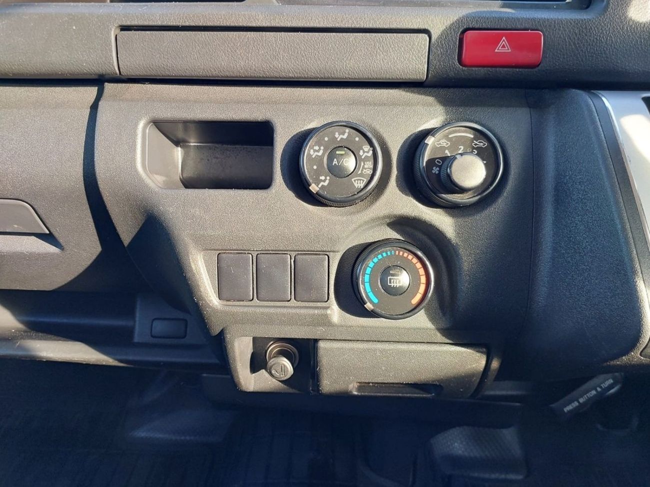 Toyota Hiace TOYOTA HIACE VAN RHD 2015 MODEL 3.0 L DIESEL AUTOMATIC(PM16111)