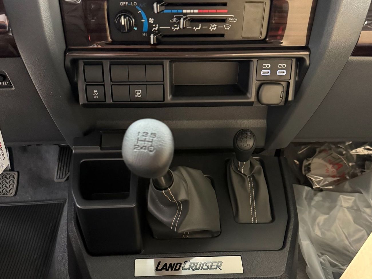 Toyota Land Cruiser 70 GDJ 76 2.8 DIESEL M/T **التصدير فقط خارج الخليج***