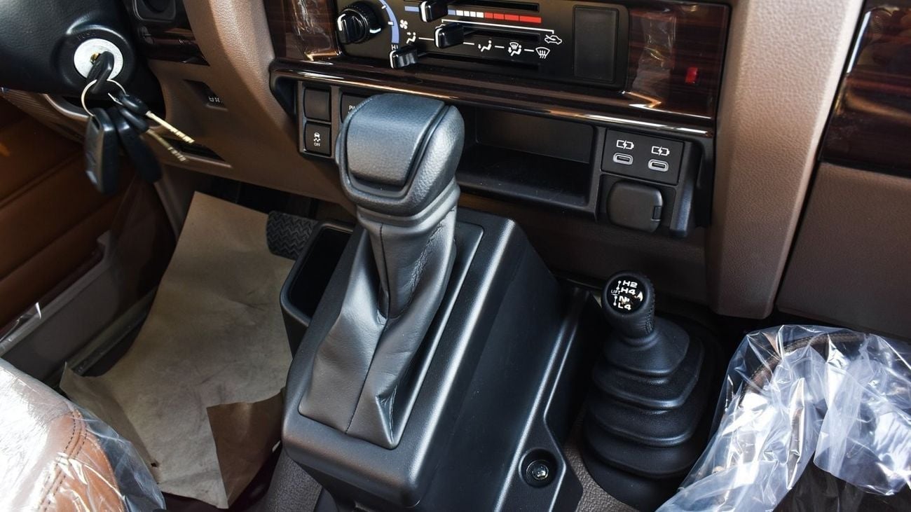 تويوتا لاند كروزر بيك آب 4.0L V6 Petrol Single Cabin  Auto Transmission