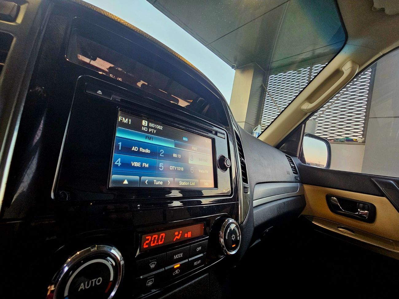 ميتسوبيشي باجيرو GLX / SUNROOF/ LEATHER / ORIGINAL PAINT/ LOW MILEAGE / SINGLE OWNER