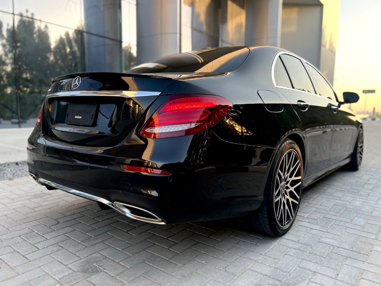 Mercedes-Benz E300 MERCEDES E300 AMG 2018 (fully loaded)