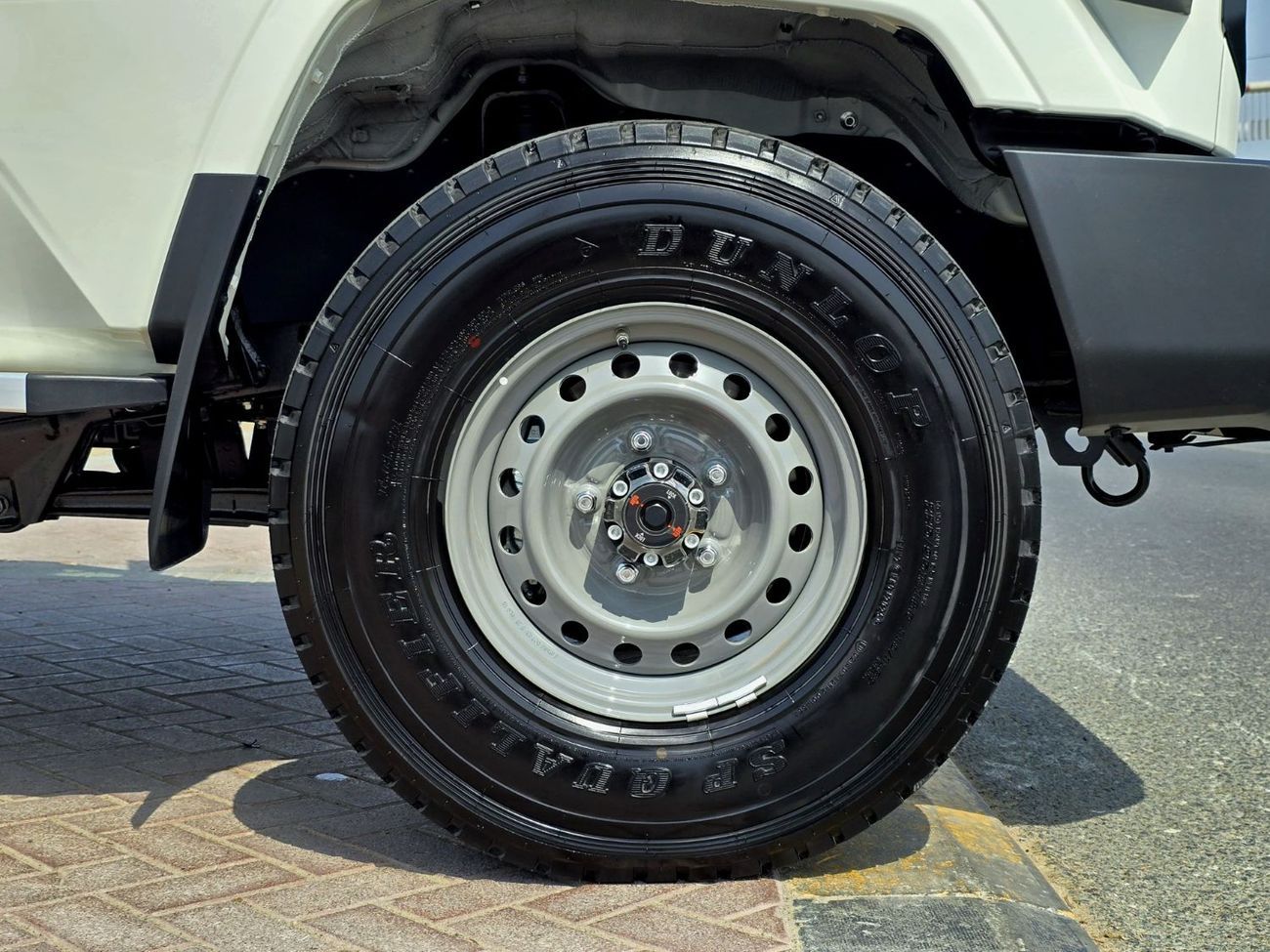 تويوتا لاند كروزر LC76 DIESEL 2.8T - STD - E - DIFF LOCK - A/T - WHITE INSIDE BEIGE - 2025 - OMANI