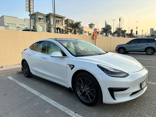 Tesla Model 3 Tesla Model 3 - 2020  Autopilot + cruise control  39.150km Range: 350km Charging cable,