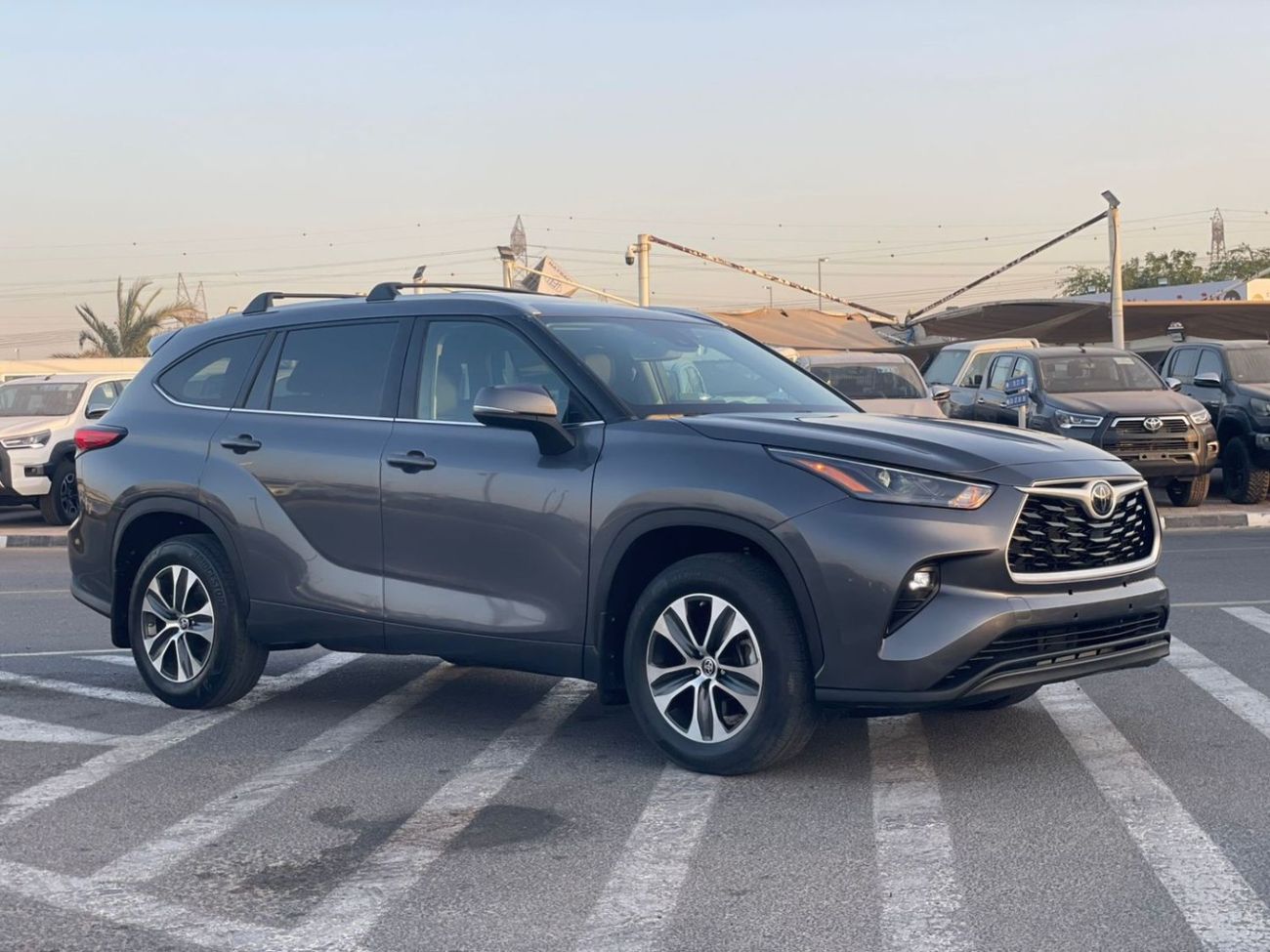 تويوتا هايلاندر 2023 Toyota Highlander XLE 2.4L V4 Turbo Full Option - Full 7 Seater Trunk Auto - Wireless Charge -