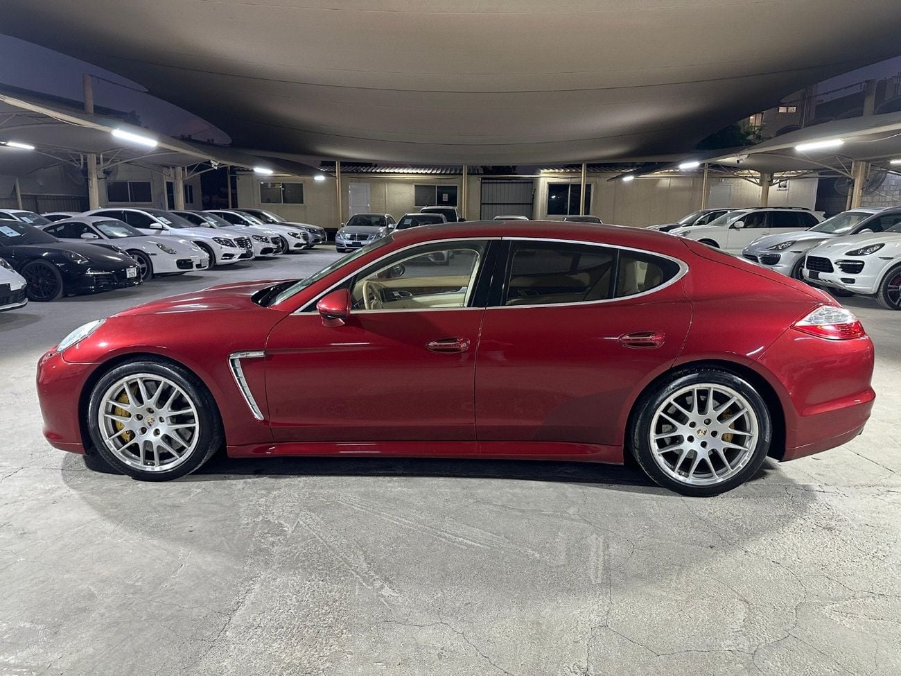 Porsche Panamera TURBO | CARBON CERAMIC BRAKES (PCCB) | SPORTS CHRONO PACKAGE | TWO-TONE LEATHER INTERIOR