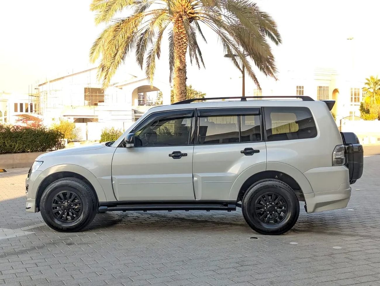 ميتسوبيشي باجيرو GCC GLS MID OPTION IN EXCELLENT CONDITION