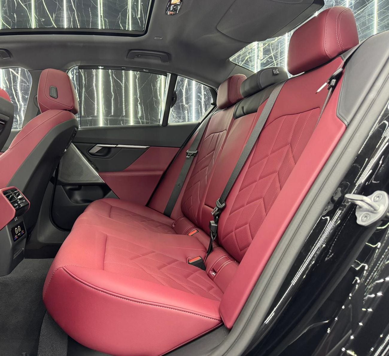 بي أم دبليو 520i 2.0 L | GCC | Low Mileage | RWD