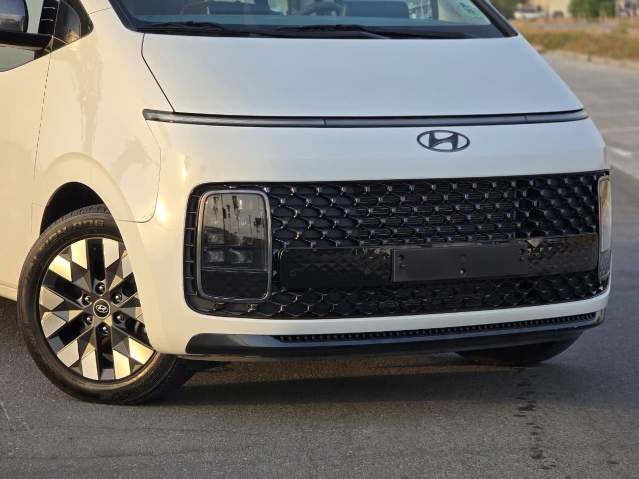 Hyundai Staria LUXURY 2022 GCC Specs - V6 3.5L - 9-Seater VIP Edition - Good condition