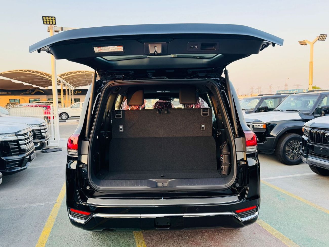 تويوتا لاند كروزر TOYOTA LC 300 VX 3.5L PTR GCC A/T F/O BLACK 2025