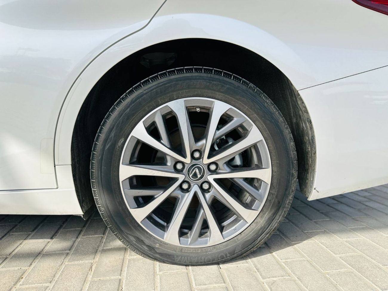 لكزس ES300h 2023 Lexus ES 300H - White inside Brown